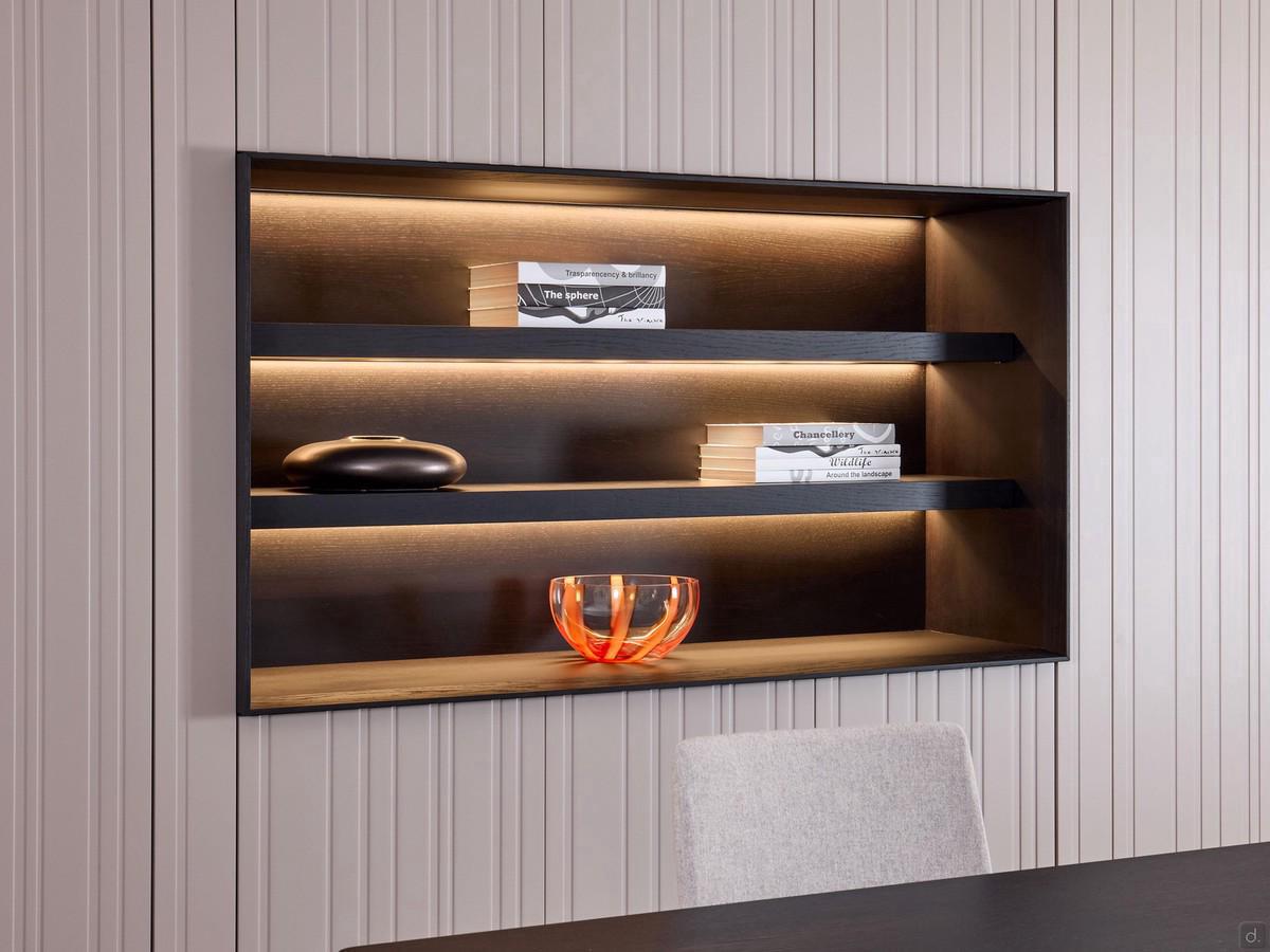 Armoire de salon avec compartiment central Lounge, équipée de deux étagères et entièrement réalisée en placage de chêne en finition E26 Carbon