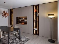 Mur de rangement du salon créé en combinant les colonnes de l'armoire avec des bibliothèques Patchwork et un compartiment central avec des étagères.