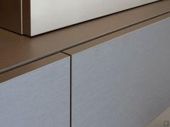 Façades des éléments bas suspendus en mélaminé NMS Metal Smoke texturé, avec un effet brossé spécial.