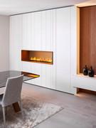 Mur de rangement du salon avec le compartiment ouvert placé à mi-hauteur, complété par la cheminée à vapeur d'eau (en option)