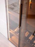 Détail de la poignée en métal, intégrée dans toutes les portes en verre ou en miroir