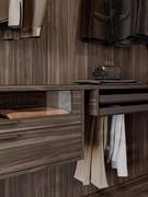 Aménagement intérieur du dressing Horizon Lounge en mélaminé DC Dark (les côtés intérieurs et les fonds des tiroirs sont en mélaminé UB05 Ouate Chanvre et non assortis à l'extérieur comme sur la photo)
