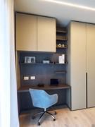 Étagères avec dossier Wide permettent de ranger des livres et divers objets dans un coin bureau. Est également disponible  le porte-objets en métal peint umber shine.