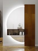Etagère Swan cube dans la version avec trois compartiments ouverts, combinée avec le miroir Julius pour composer un meuble d'entrée.