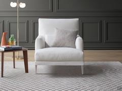 Fauteuil Paraiso avec dossier haut entièrement revêtu de tissu.