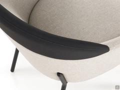 Détail de la partie haute du dossier en contraste avec l'assise