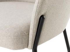 Détail des pieds en métail noir, à l'extérieur de la partie centrale rembourrée