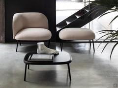 Fauteuil et pouf Fortune dans un beau salon ordonné