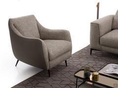Fauteuil Jolie revêtu à l'extérieur de microfibre Ambassador effet alcantara et à l'intérieur de tissu James