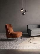 Fauteuil Beatrix revêtu de cuir Nubuck couleur terre cuite avec pieds en tête d'épingle en métal finition anthracite
