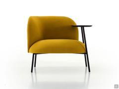 Vue de face du fauteuil avec table basse Fortune montrant des volumes compacts idéaux pour les ambiances contractuels.