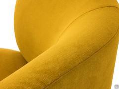 Détail du revêtement adhérant disponible en plusieurs matériaux et couleurs, ici en tissu jaune Mystic résistant aux taches.