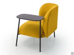 Détail de la table basse incorporée dans la structure métallique tubulaire 