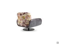 Le fauteuil Belfast en tissu à motifs avec coque en cuir naturel Ghost à l'effet vintage a une touche rétro particulière