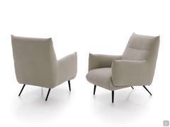 Fauteuil Tangeri caractérisé par des pieds métalliques hauts et fins et des volumes rembourrés recouverts de tissu, de similicuir, de velours ou de cuir.