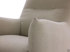 Détail des accoudoirs rembourrés en forme de barre avec des pointes vers le haut
