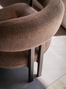 Détail du dossier du fauteuil Greta de Cattelan, tapissé et recouvert de la même façon que l'assise matelassée.