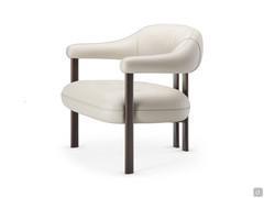 Fauteuil Greta de Cattelan en version cuir, une alternative à la version tissu. Outre le matelassage de l'assise (commun à tous les modèles), la version en cuir présente des surpiqûres spéciales sur le dossier et les accoudoirs.
