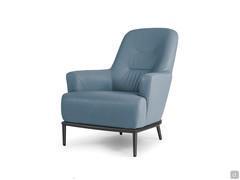 Fauteuil René revêtu de cuir bleu clair avec piétement en métal foncé contrastant