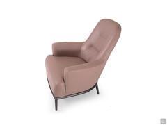 Détail du fauteuil René avec dossier haut incliné, confortable et douillet, idéal pour se détendre et lire.