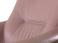 Détail de la confection de la sellerie avec surpiqûres visibles