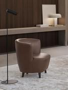 Petit fauteuil rembourré, ici proposé avec un revêtement en simili-cuir