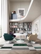 Le fauteuil Kendra est disponible en deux hauteurs : la plus basse est idéale pour un salon et la plus haute pour être placée autour d'une table.