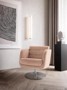 Chaise longue compacte pivotante Kendra recouverte de tissu, de similicuir ou de velours