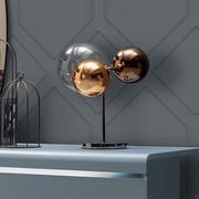 Atomo Les finitions bronze et cuivre chromé reflètent l'environnement.