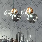 Atomo Lampe suspendue avec des sphères de différentes tailles