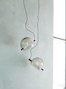 Le diffuseur peut également être fumé. Les lampes sont soutenues par un câble en acier