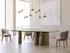 Lampe Lola dans la version à 10 lumières avec des abat-jours en or brossé. Idéale installée au-dessus de tables rectangulaires de plus de 300 cm