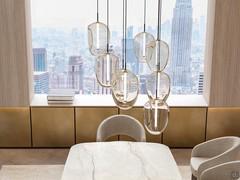 Lampe Guadalupe avec 8 abat-jour en verre soufflé. La forme légèrement irrégulière et concave de chaque abat-jour, d'une hauteur de 25 cm, est clairement visible.