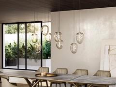 Lampe Guadalupe à 8 haut-parleurs en combinaison avec la table Masami dans la version XL de 340 cm. Les nombreuses modularités disponibles permettent à la lampe Guadalupe de s'adapter aux grandes tables de réunion, même au-delà de 4 mètres.
