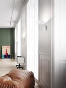 Lampe Poe en version murale avec diffuseur et cadre blancs