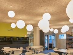 Une composition de lampes suspendues simples Oh! : en plaçant plusieurs lampes de diamètres différents côte à côte de manière apparemment aléatoire, on obtient un dynamisme remarquable des pièces.