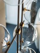 Le métal de la structure est atténué par la légèreté du cristal.