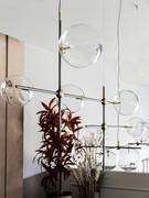 Les abat-jour en forme de boule en verre borosilicaté varient également en taille. Concrètement, du plus petit diamètre Ø15 cm, en passant par le diamètre moyen Ø18 cm, jusqu'au plus grand avec Ø22