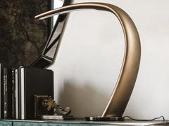 Lampe de table design incurvée Mamba de Cattelan 