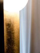 Détail montrant l'effet particulier de la réflexion de la lumière sur le métal doré