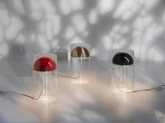 Lampe de table Medusa LED par Oluce avec cylindre en verre Pyrex transparent et dôme interne en métal contenant la source lumineuse