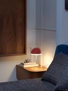 Lampe de table LED à lumière directe Medusa by Oluce, idéale sur la table de chevet grâce à sa petite taille