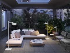 Lampe Berlin par Oluce ici dans la version 'Out' également pour l'extérieur, modèle de sol et de table