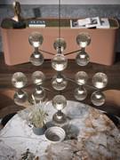 Version suspension avec une structure à neuf bras, 18 abat-jour et un diamètre total de 80 cm.