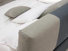 Détail de la couture qui enrichit le revêtement bicolore en tissu