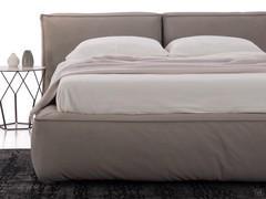 Rembourrage important pour le lit double Glamis revêtu de cuir Nubuck avec grain col.42