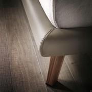 Détail des pieds hauts en bois