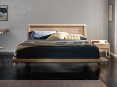 Lit Sebastian avec cadre de lit et tête de lit en chêne massif, pied en verre extra clair