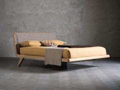 Lit Sebastian dans la version avec tête de lit capitonnée et plaque de verre effet "lit suspendu".