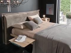 La tête de lit du lit Domingo, d'une largeur de 205 ou 225 selon la taille configurée, peut être revêtue de tous les tissus et cuirs d'imitation du catalogue Diotti.com.